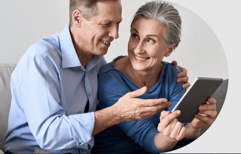 Casal utilizando tablet